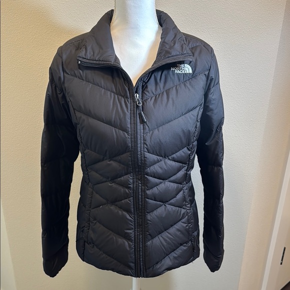 The North Face Women's Black Puffer Jacket, lightweight - Picture 5 of 7